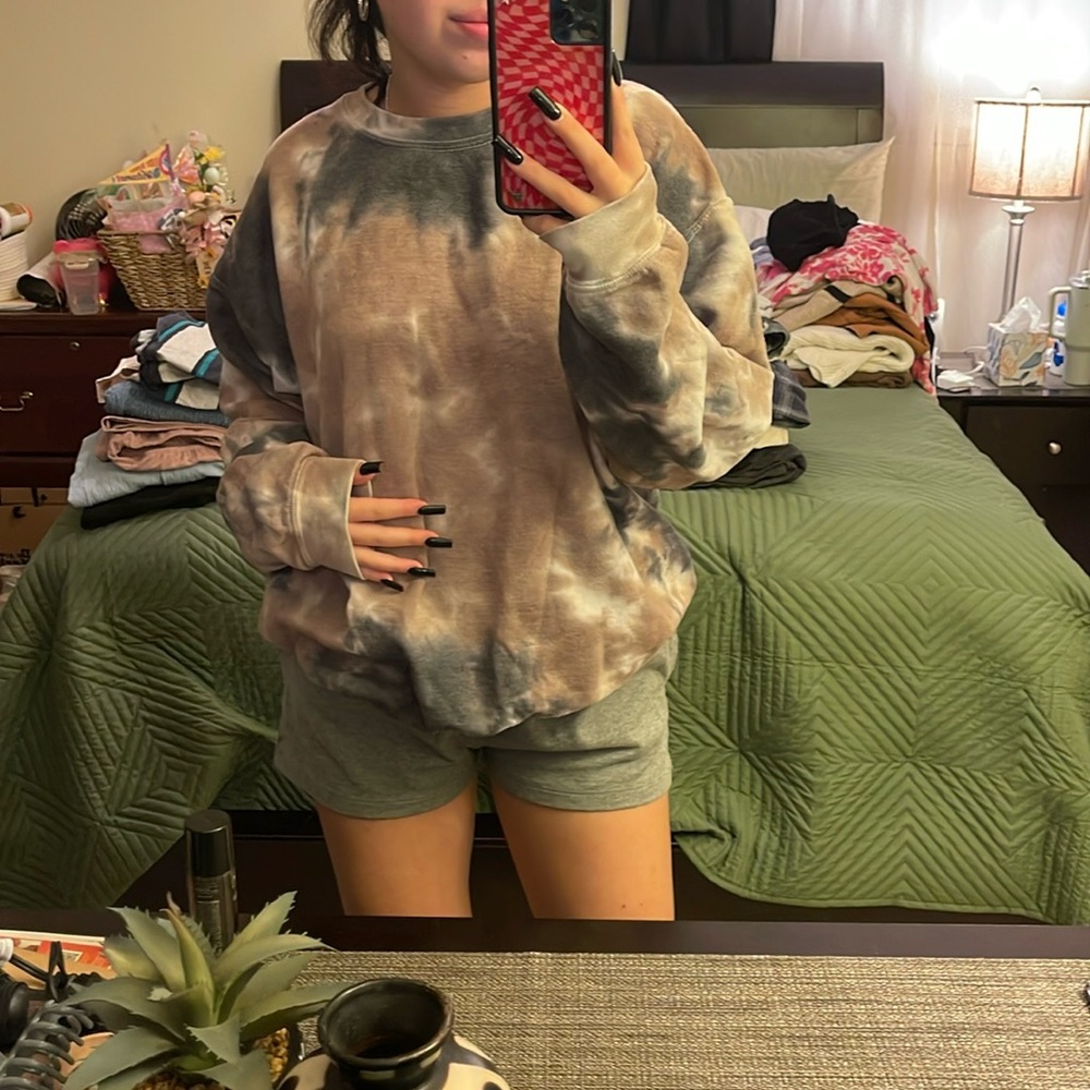 tie-dye crewneck